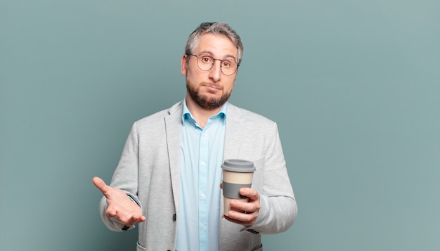 Homme d'âge moyen avec café à emporter