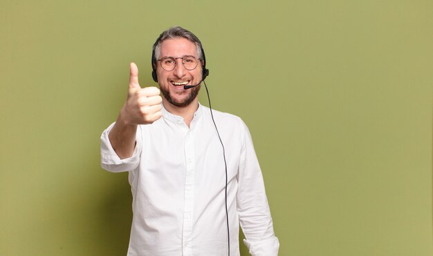 Homme d'âge moyen avec casque donnant le pouce vers le haut