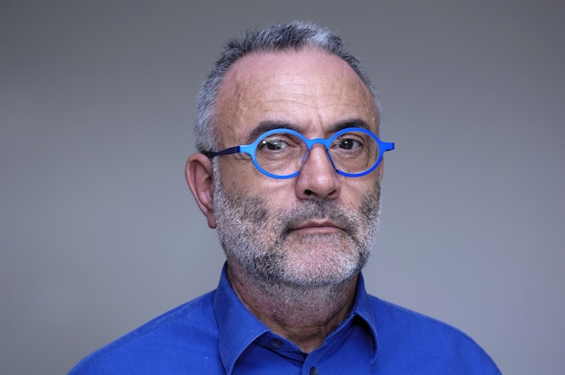 Homme d'âge moyen avec une chemise bleue et des lunettes