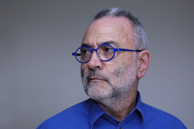 Homme d'âge moyen avec chemise bleue et lunettes