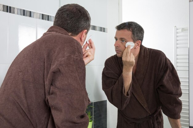 Homme d'âge moyen dans la salle de bain