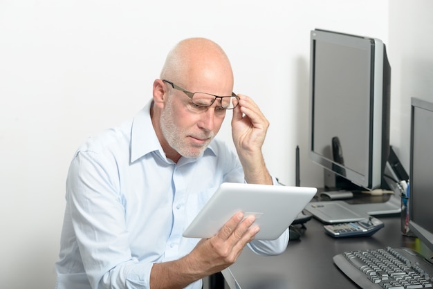 Homme d'âge moyen avec douleur aux yeux