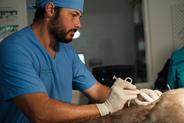 Photo un homme d'âge moyen effectuant une échographie pour déterminer la pathologie de l'hôpital concept medicine