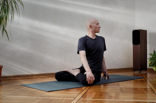 Homme d'âge moyen énergique faisant des poses de yoga. Concept de mode de vie sain.