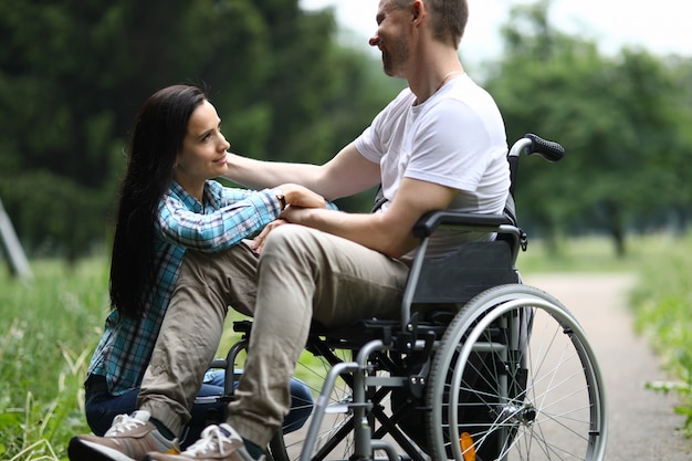 Homme D'âge Moyen En Fauteuil Roulant