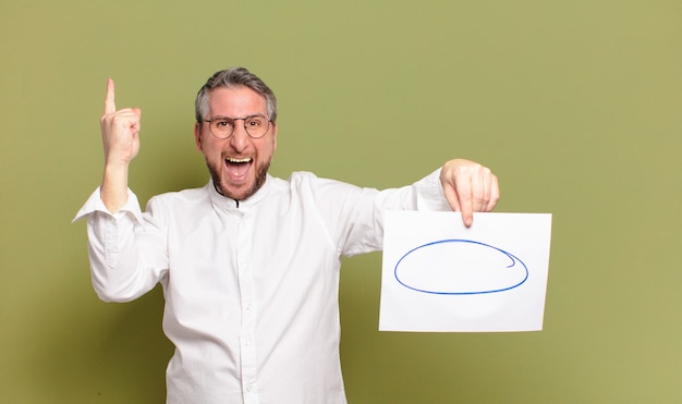 homme d'âge moyen avec une feuille de papier vierge