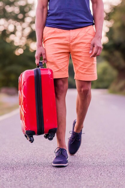 Homme d'âge moyen méconnaissable avec transport de bagages de voyage Seul pour les aspirations futures