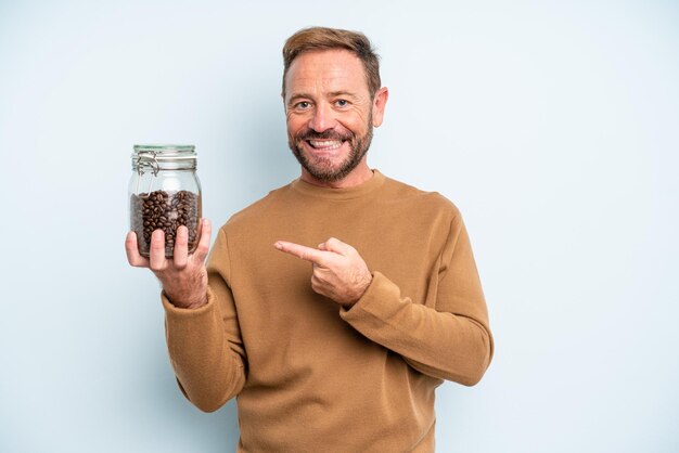 Homme d'âge moyen qui a l'air excité et surpris, pointant vers le côté. notion de grains de café