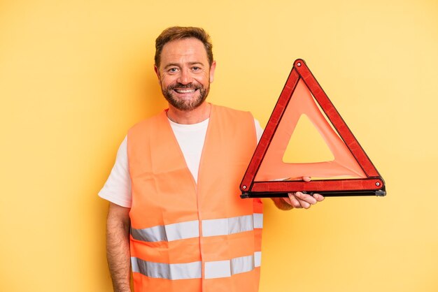 Homme d'âge moyen à la recherche de concept de voiture de panne triangle heureux et agréablement surpris