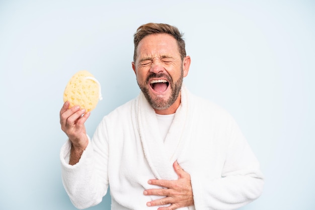 Homme d'âge moyen riant aux éclats d'une blague hilarante. notion de douche