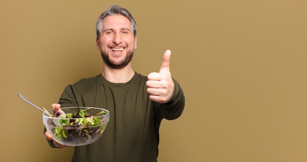 Homme d'âge moyen avec une salade