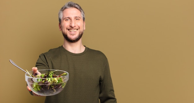 Homme d'âge moyen avec une salade