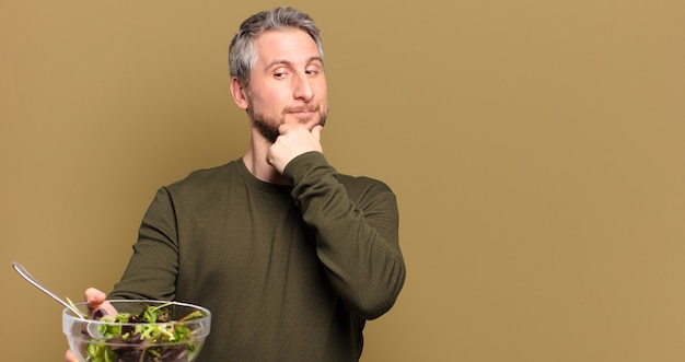 Homme d'âge moyen avec une salade