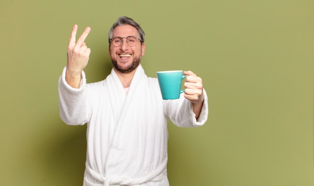 Homme d'âge moyen se réveillant avec une tasse de café