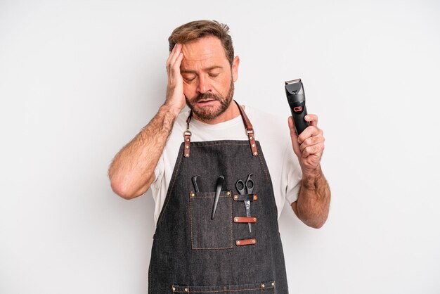 Homme d'âge moyen se sentant ennuyé, frustré et somnolent après un concept de barbier ennuyeux