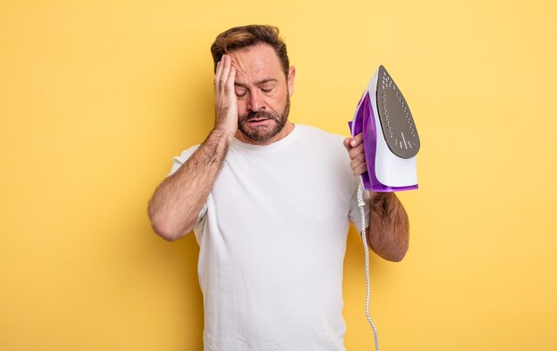 Homme d'âge moyen se sentant ennuyé, frustré et somnolent après une période fastidieuse. concept de fer à repasser