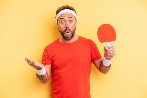 Photo homme d'âge moyen se sentant extrêmement choqué et surpris concept de ping-pong