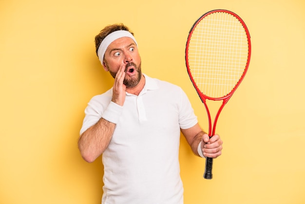 Homme d'âge moyen se sentant heureux concept de tennis excité et surpris