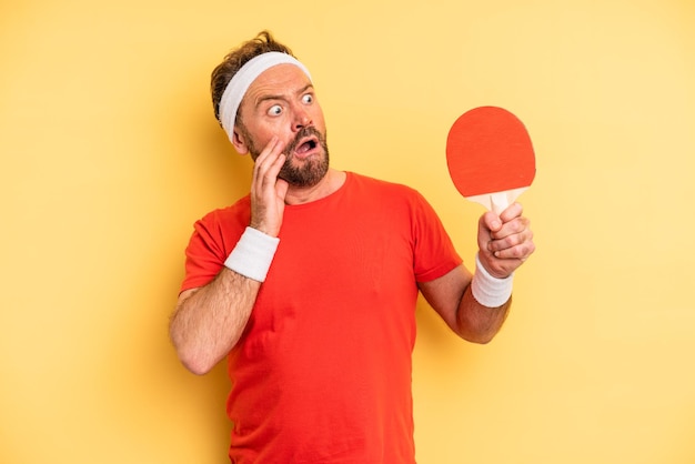 Homme d'âge moyen se sentant heureux, excité et surpris. notion de ping-pong