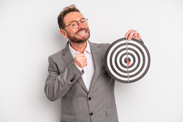 homme d'âge moyen se sentant heureux et faisant face à un défi ou célébrant. concept de fléchettes cible