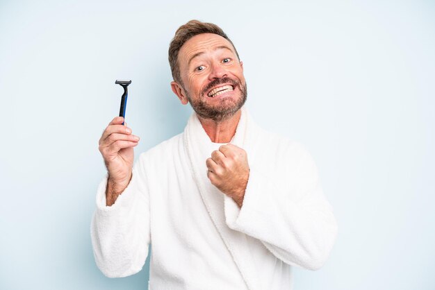 Homme d'âge moyen se sentant heureux et faisant face à un défi ou à la célébration. concept de rasage