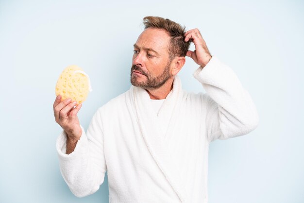 Homme d'âge moyen se sentant perplexe et confus se grattant le concept de douche de tête