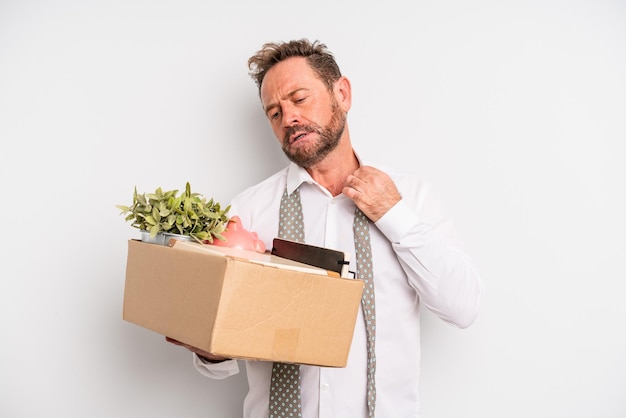 Homme d'âge moyen se sentant stressé concept de chômage fatigué et frustré anxieux