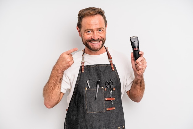 Homme d'âge moyen souriant en toute confiance pointant vers son propre concept de barbier au large sourire