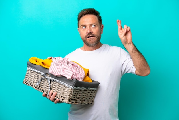 Homme d'âge moyen tenant un panier de chiffons