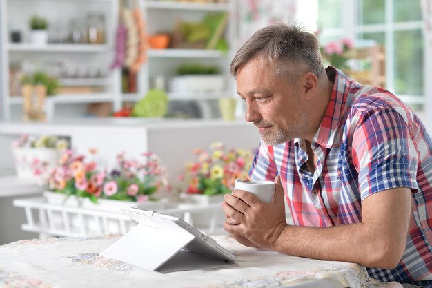 Homme d&#39;âge mûr à l&#39;aide d&#39;une tablette