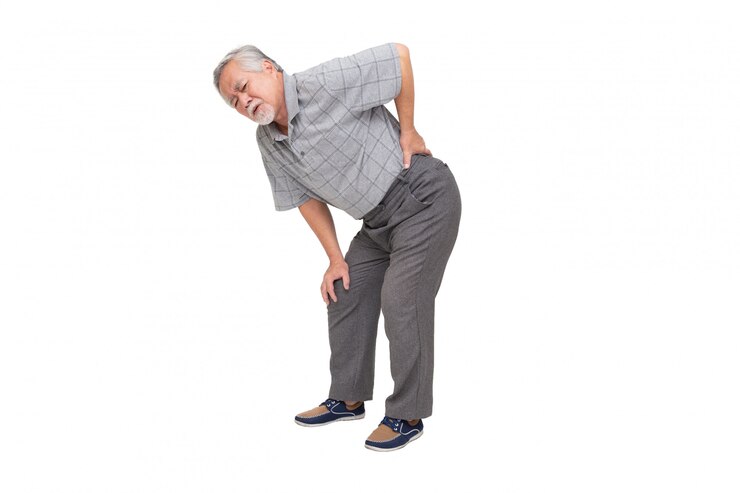 Photo homme d'âge mûr asiatique ressent des maux de dos isolés sur le mur blanc, triste senior homme plus âgé souffre de douleurs lombaires lombaires, concept de maux de dos
