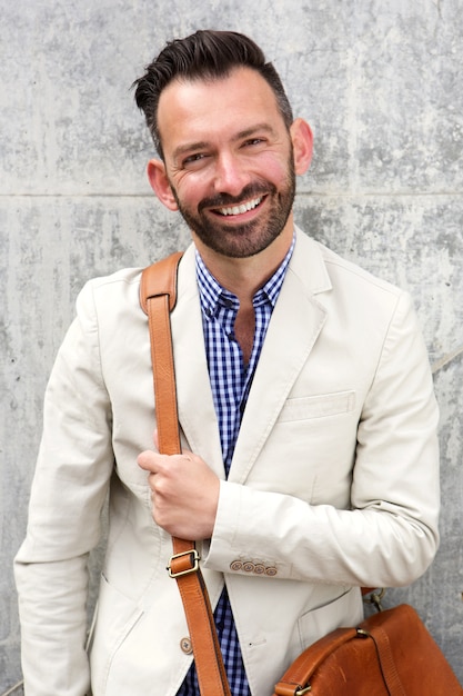 Homme d&#39;âge mûr élégant avec sac à bandoulière