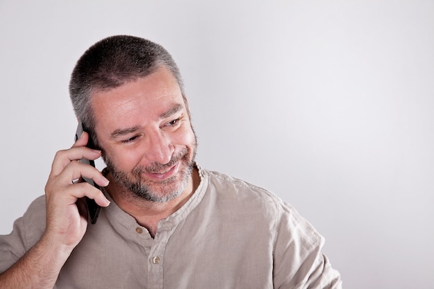 Homme d&#39;âge mûr parlant au téléphone