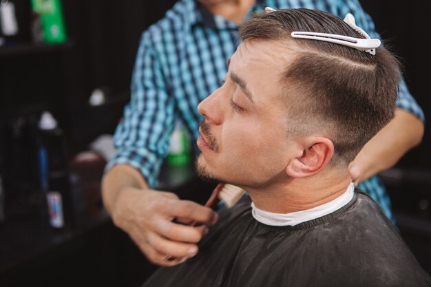 Homme d'âge mûr se faisant couper les cheveux au salon de coiffure