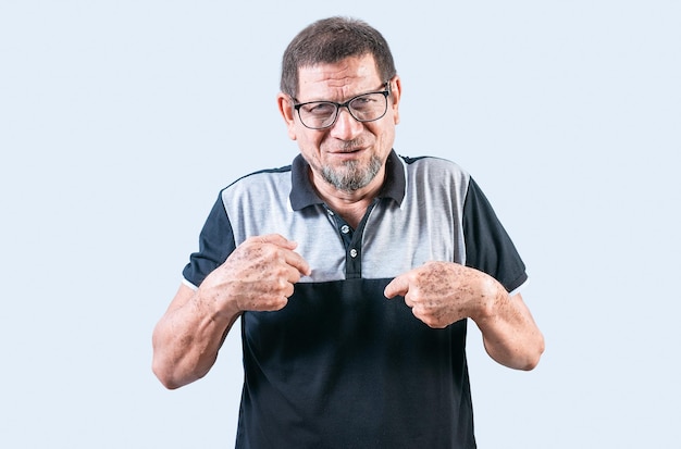 Homme âgé perplexe pointant vers lui-même isolé Personne âgée confuse pointant vers elle-même isolée