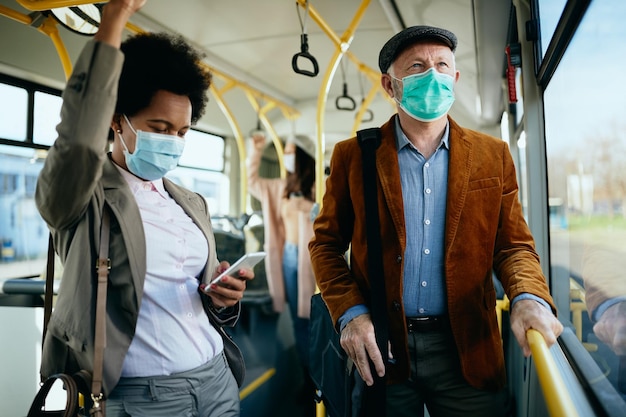 Homme âgé portant un masque de protection lors de ses déplacements en bus