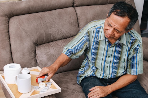 Photo homme âgé prenant des médicaments sur ordonnance à la maison