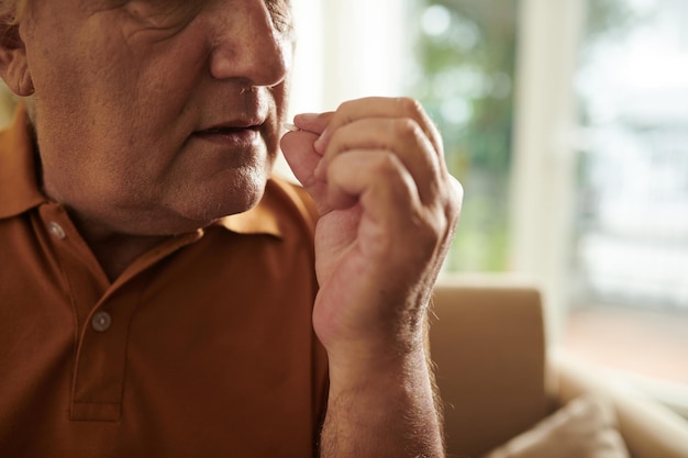 Homme âgé prenant des médicaments prescrits