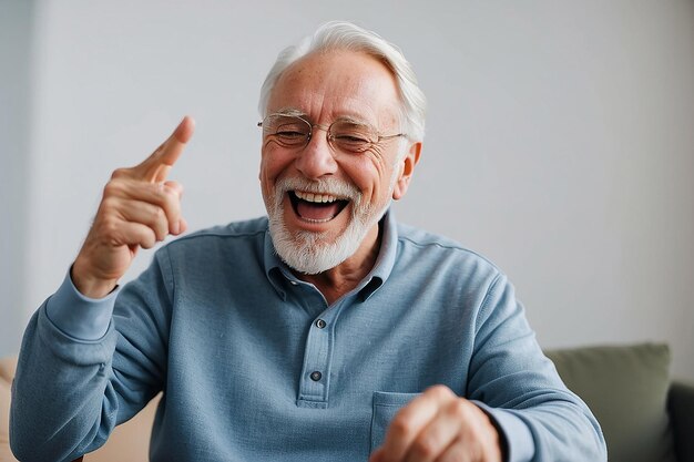 Photo un homme âgé qui s'amuse.