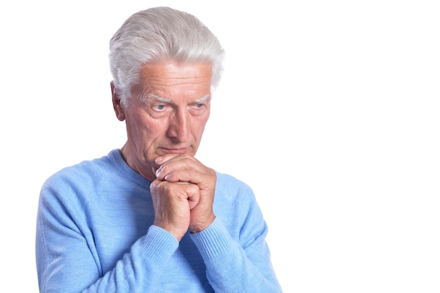 Homme âgé réfléchi posant isolé sur fond blanc