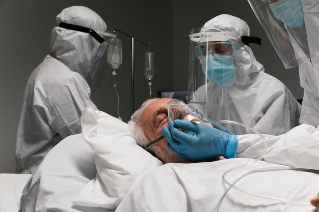 Homme âgé respirant avec un équipement spécial à l'hôpital