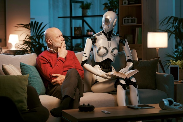 Un homme âgé et un robot androïde lisant un livre ensemble.