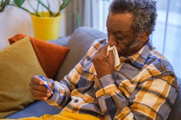 Homme âgé se mouchant et vérifiant sa température corporelle pour vérifier avec le médecin Maladie des médecins de soins de santé Concept