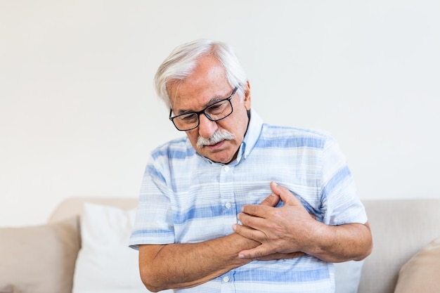Photo homme âgé souffrant de douleurs thoraciques, de crises cardiaques, de problèmes de respiration, d'asthme, homme âgé présentant des problèmes d'angine de poitrine.