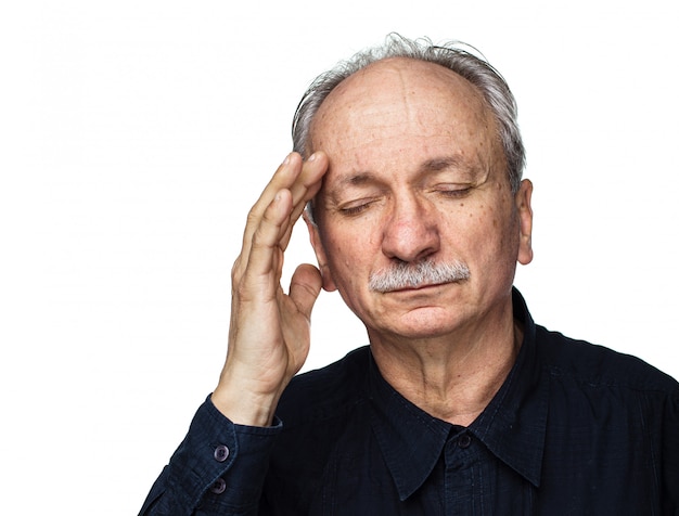 Un homme âgé souffre de maux de tête