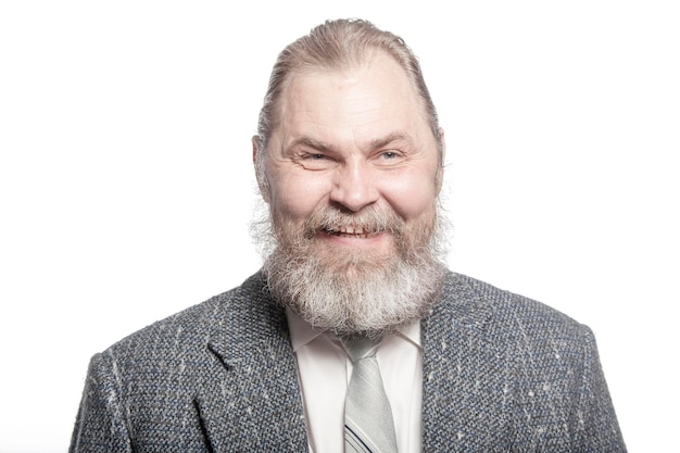 Homme âgé souriant en costume aux cheveux longs et à la barbe