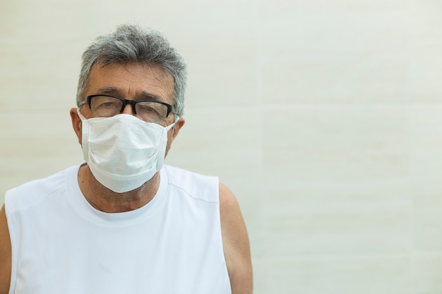 Un homme âgé avec des symptômes de coronavirus à l'aide d'un masque