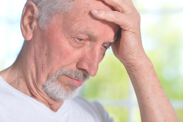 Homme âgé triste à la maison