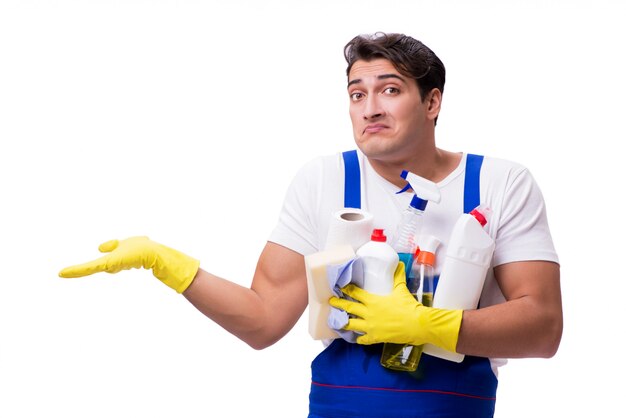 Homme avec des agents de nettoyage isolés sur blanc