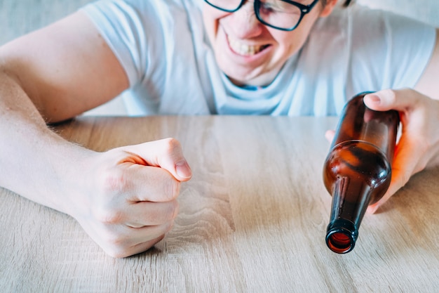 Un homme agressif frappe la table